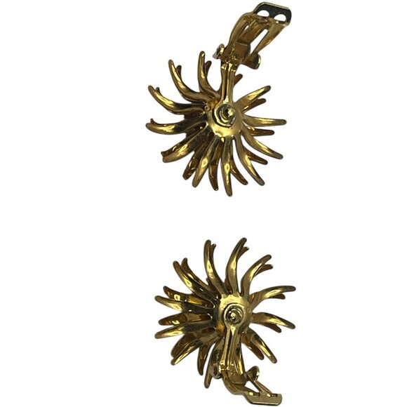 Beautiful Vintage Gold Tone Flower Brooch and CORO Clip-on earring set - Picture 10 of 10